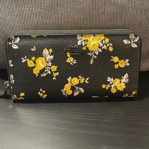 Coach floral print wallet, very gently used great condition!